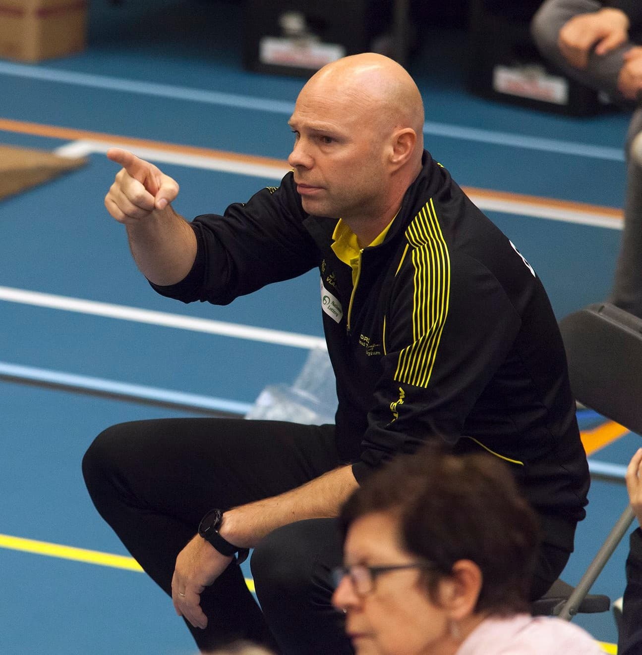 Meester Paul Corteyn coaching een schermer langs de piste