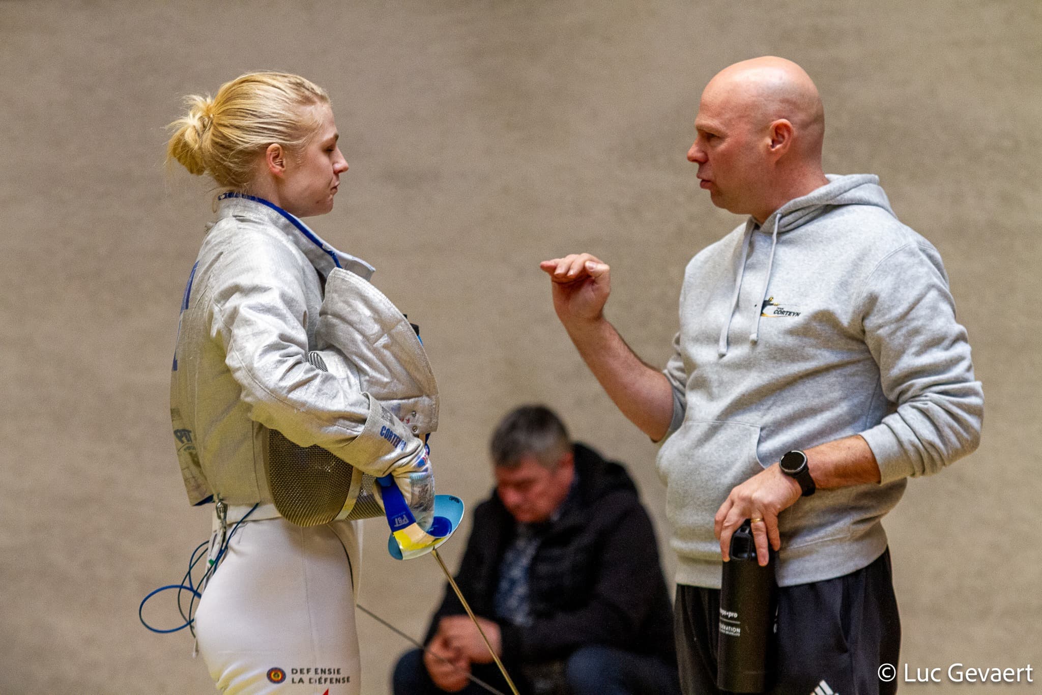 Paul Corteyn coacht zijn dochter Jolien tijdens een partij